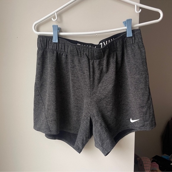 💙BOGO💙 Nike Women's Gray Athletic Shorts Small - Picture 1 of 5